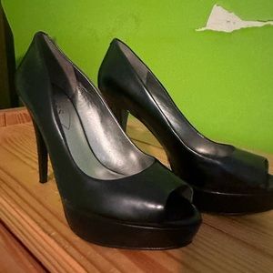 Guess pumps